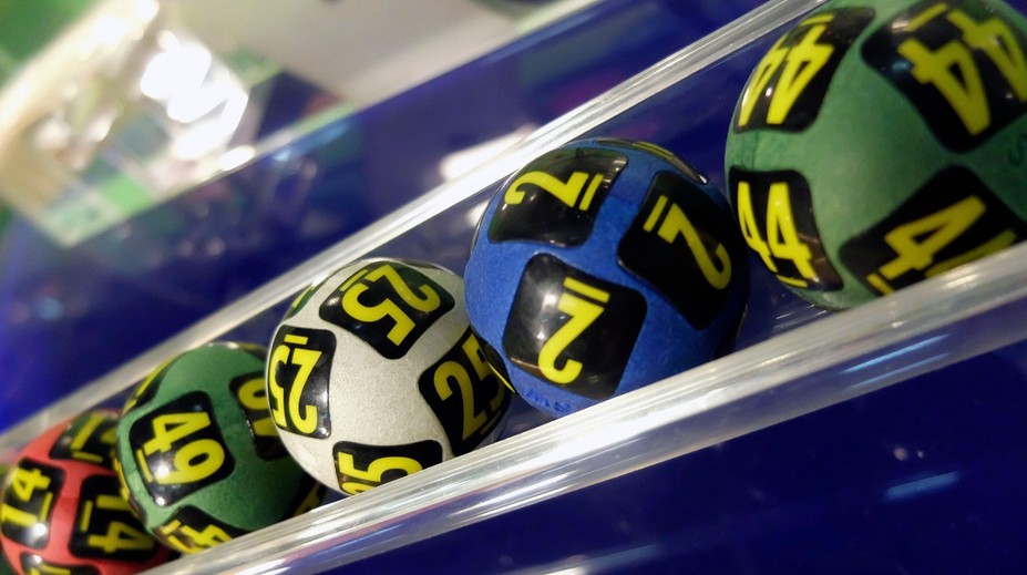 Muž vyhrál v loterii přes 700 milionů. Kvůli své reakci o peníze málem přišel