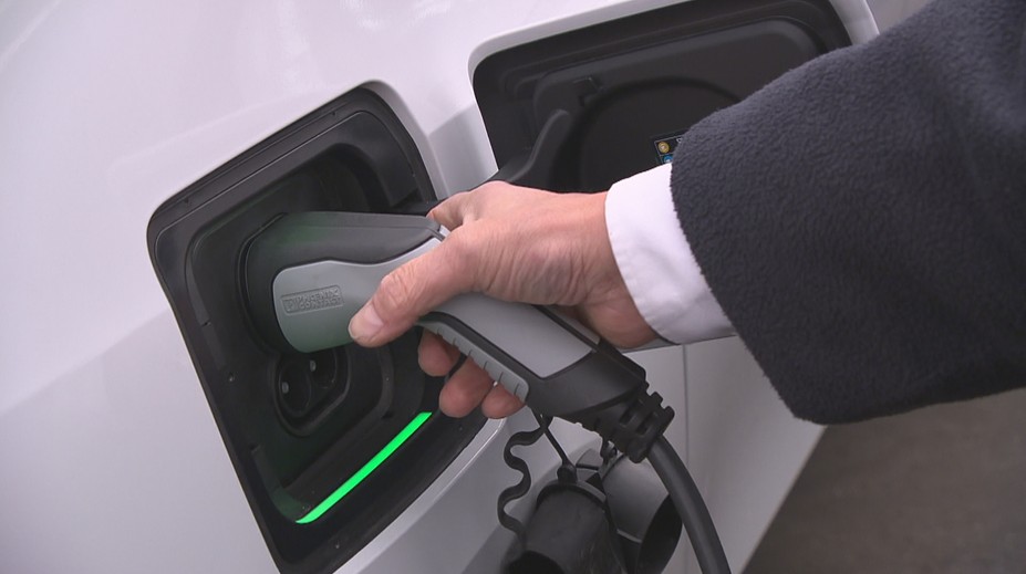 Nabíjecích stanic pro elektroauta přibývá. Je jich už skoro tolik jako benzínek