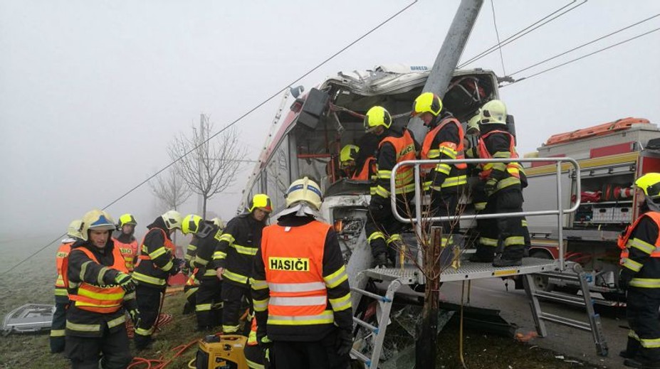 Trolejbus v Brně narazil čelně do sloupu, zranili se čtyři lidé