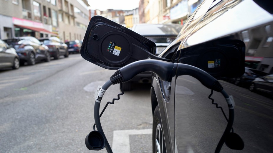 Konec „velkého podvodu“? Automobilky šokují, chtějí zavést povinné nabíjení plug-in hybridů