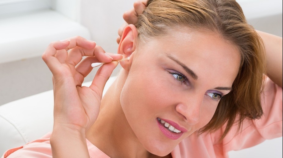 Cảnh báo: Đừng nhét bông vào tai, bác sĩ khuyên