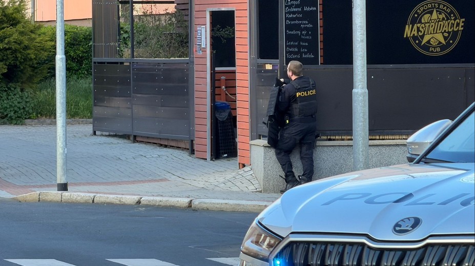 Ozbrojený muž v Chomutově. Chodil po městě, je zabarikádovaný v domě