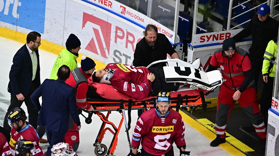 Strach o Kováře. Brankář Sparty dostal pukem do krku, je mimo ohrožení života