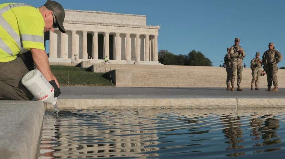 Trumpův plán selhal. Jezírko ve Washingtonu je brčálově zelené