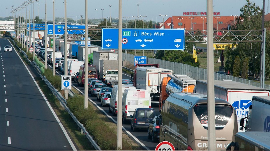 Tragické ráno na maďarské dálnici. Při dvou nehodách zemřelo osm cizinců