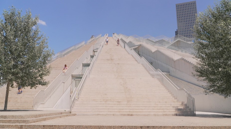 I Albánie má svou pyramidu. Budova připomíná temné časy země