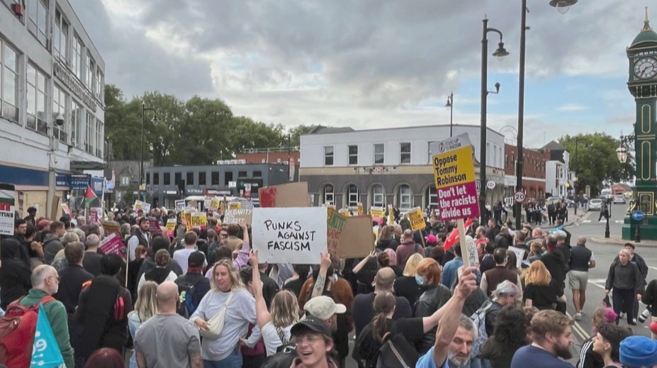 V Británii se konaly další demonstrace. Ulice měst zaplnili zastánci uprchlíků