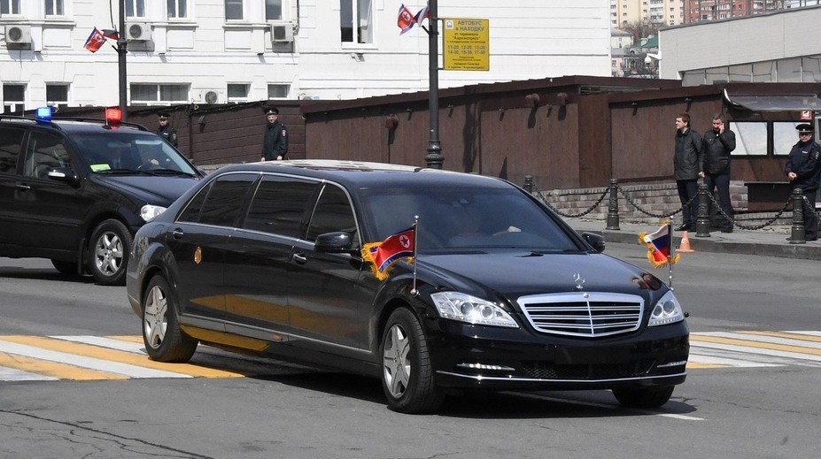 Kde vzal Kim Čong-un limuzínu? Mercedes od něj dává ruce pryč