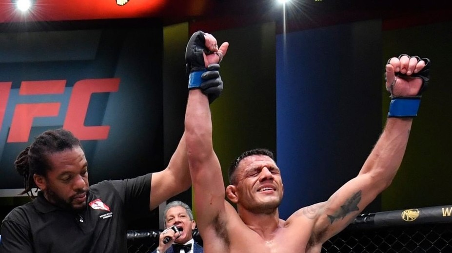 Šampion se vrátil! Dos Anjos po pěti letech zvítězil v lehké váze