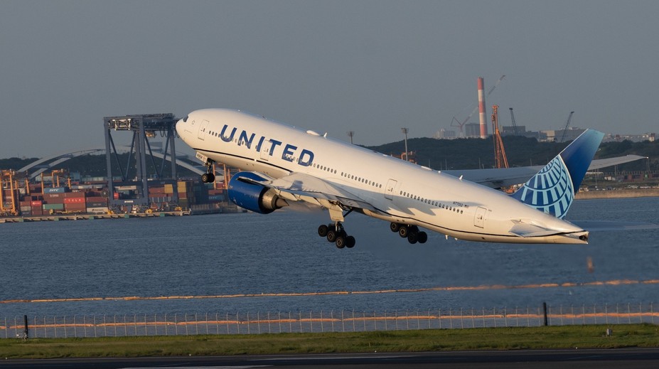 Do letadla jen se sluchátky. Aerolinka se rozhodla zavést přísné pravidlo