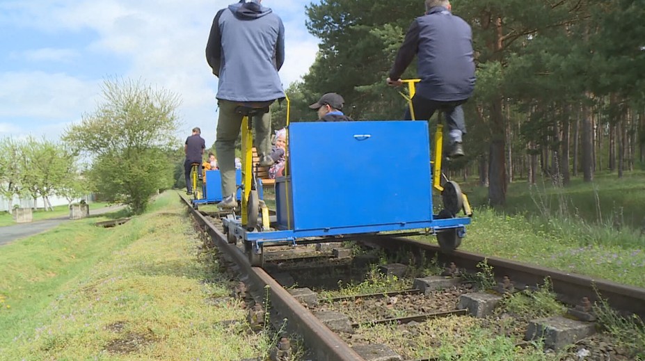 Po Baťově železnici už vlaky nejezdí. Lidé se tam prohání na šlapací drezíně