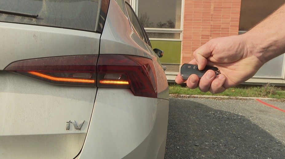 Cảnh sát bắt giữ tên trộm ô tô nguy hiểm. Người lái xe đã giúp đỡ hắn