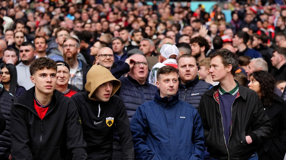 Útěk fanoušků United. Po gólu opouštěli Wembley, pak se snažili dostat zpět