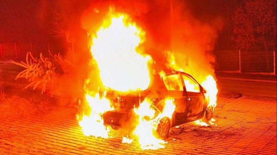 Politikovi z KDU-ČSL zapálili auto. Někdo mu vyhrožuje, tvrdí lidovci