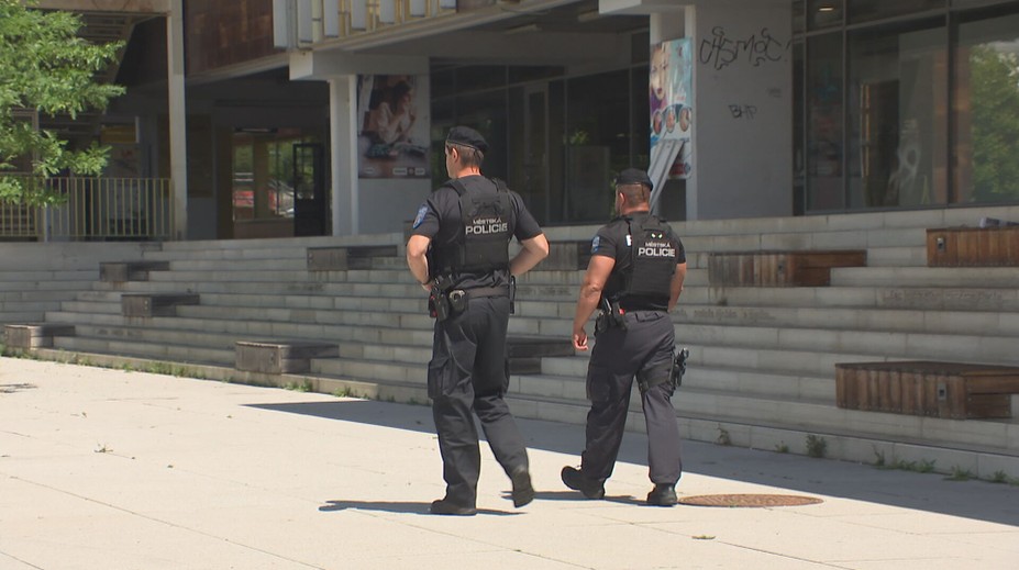 Tvrdý zákrok strážníka se objevil na sítích. Městská policie nechala video smazat