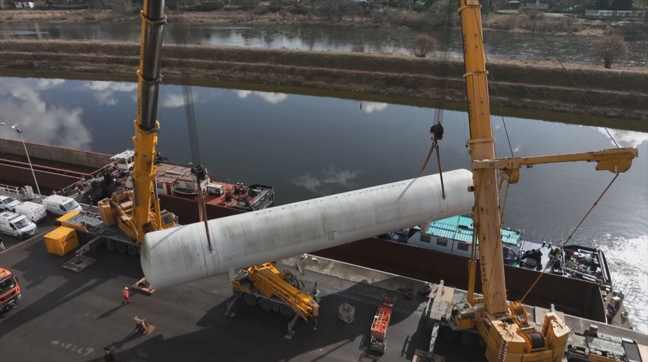 Obří jeřáb naložil v Děčíně unikátní plynové zásobníky. Poputují do Švýcarska