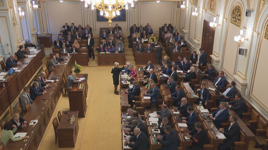 Poslanci se asi ve Sněmovně nudí. Jedenáct z nich chce být senátory