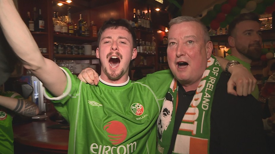 Zelené šílenství v nočních ulicích Prahy. Irští fanoušci navzdory porážce slavili