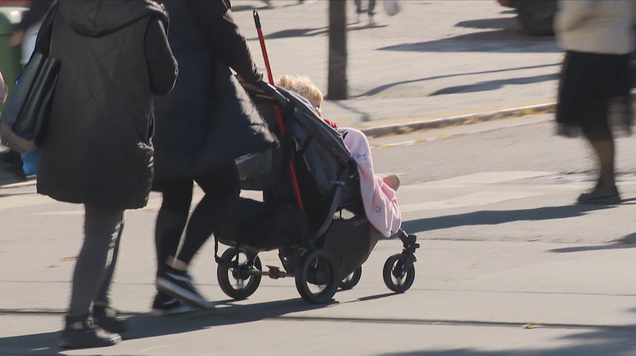 Senát schválil vyšší rodičovský příspěvek. Podle ekonoma ale porodnost nezachrání