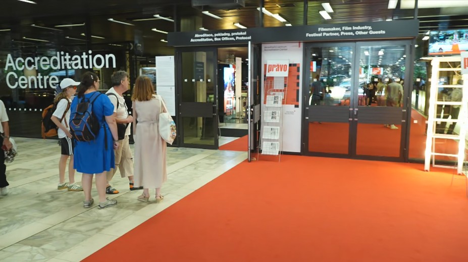 Filmový festival začíná. Do Varů míří fanoušci i zahraniční hvězdy