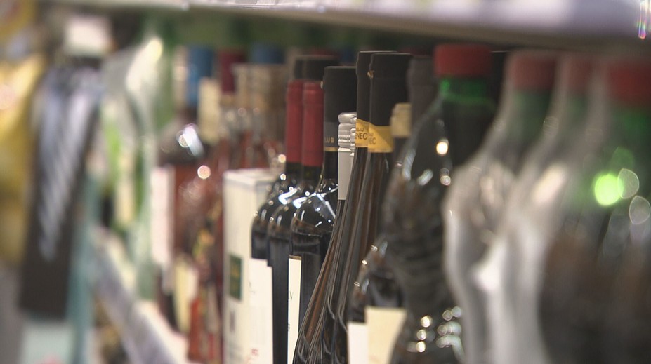 Vláda zvažuje omezení prodeje alkoholu. Navíc by mohl zdražit
