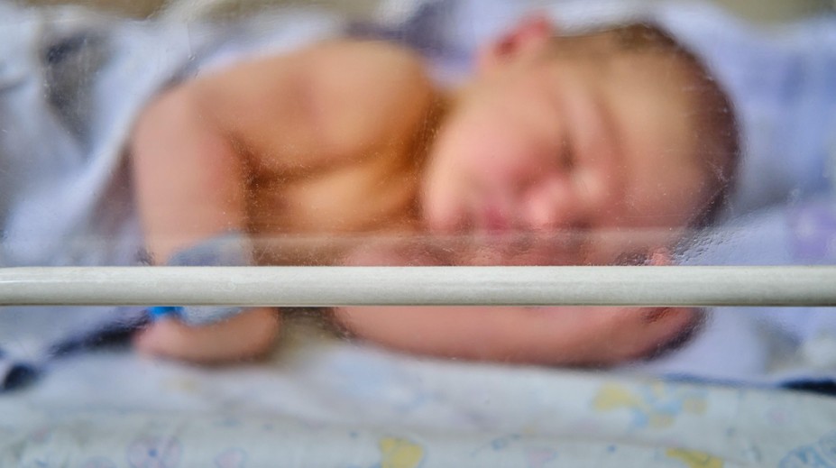 Porodní asistentka zpanikařila a utekla od porodu. Miminku šlo o život