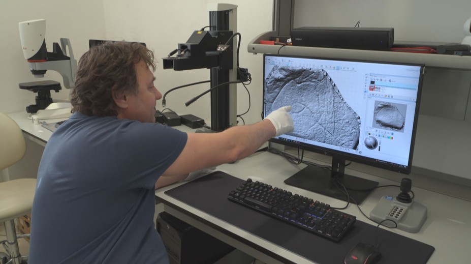 Archeologům z Brna se podařil unikátní objev. V jeskyni našli pravěké rytiny