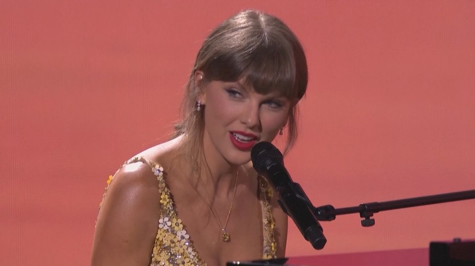 Fanoušci Taylor Swift spekulují. Zpěvačka se možná bude za pár dní vdávat