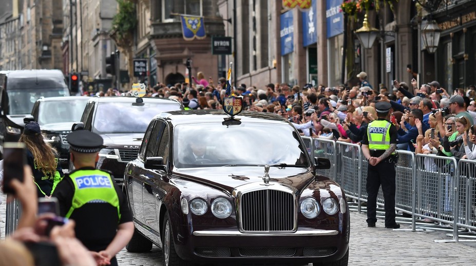 Britský královský dvůr chce být zelenější. Král přestaví i luxusní limuzíny Bentley
