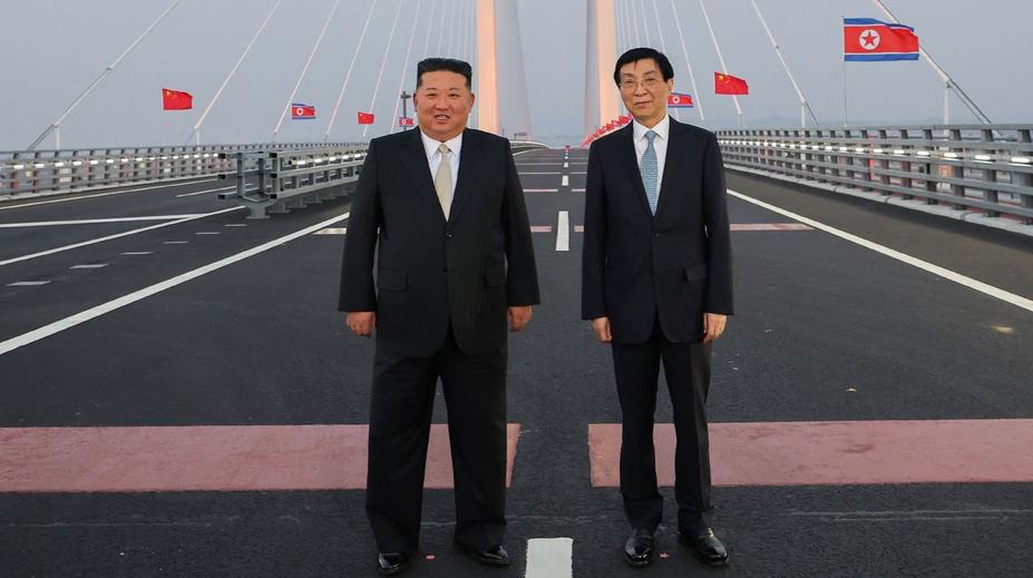 Kim se po zvěstech o smrti nečekaně objevil na veřejnosti. Odcestoval z KLDR