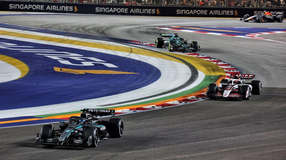 Russell suverénně triumfoval v Singapuru. Drama v McLarenu, přesto slaví titul