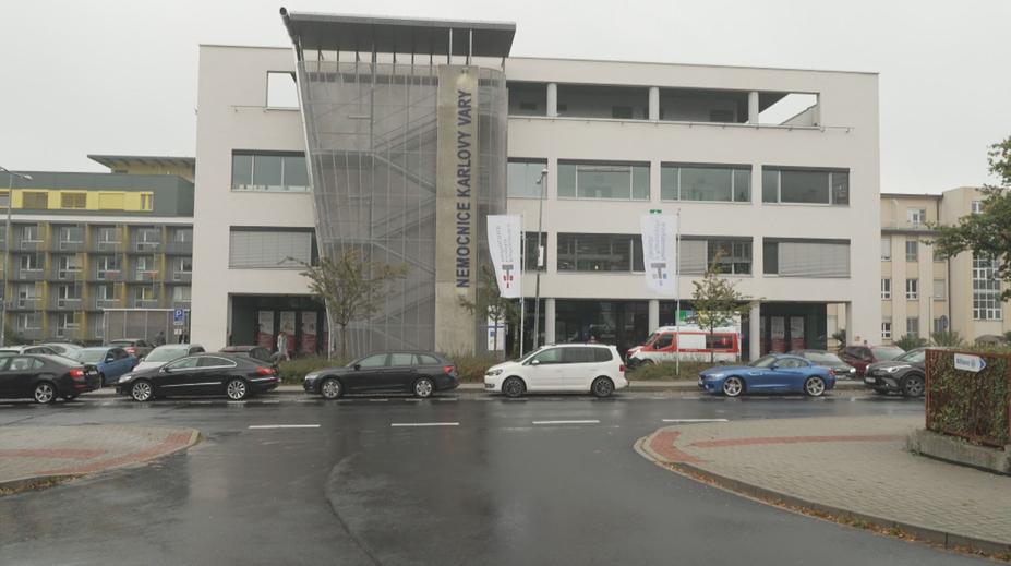 Lékaři v karlovarské nemocnici odmítají přesčasy. Vedení zvažuje omezení péče