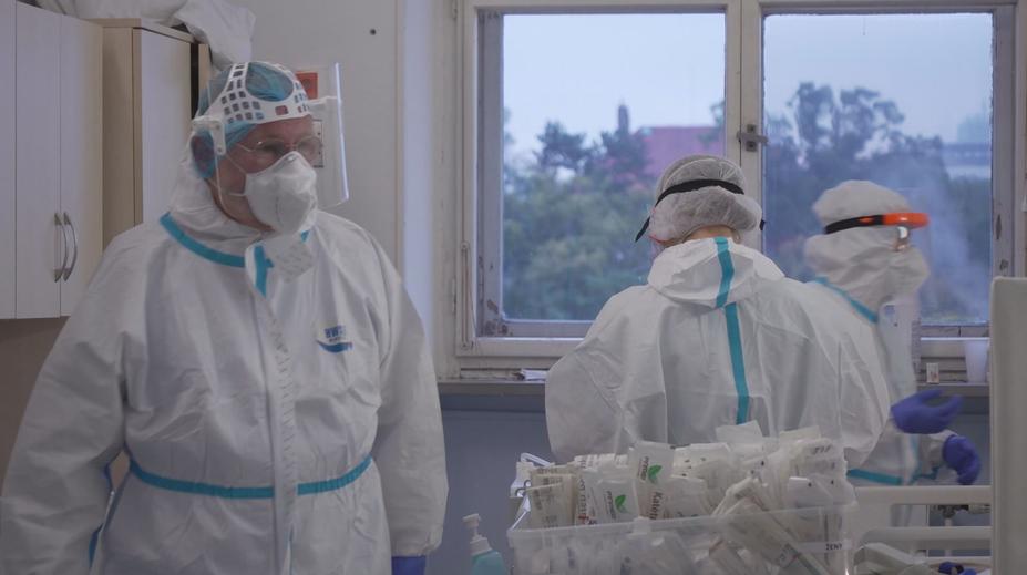 Zdravotníci makají nadoraz. Stát jim ale nedá ani o korunu víc než na jaře