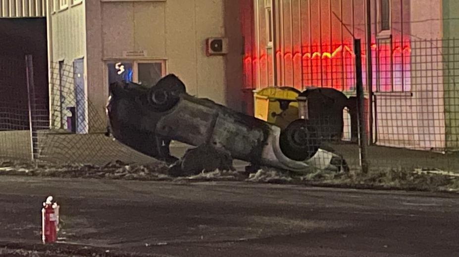 Řidič po honičce s policií zkolaboval a zemřel, auto skončilo v plamenech