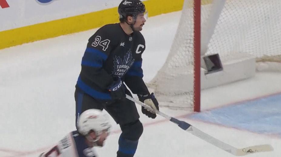 Matthews si vyměnil hokejku s brankářem. Sudí neměli slitování