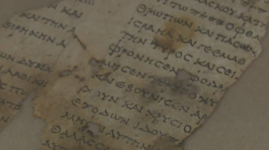 Izraelští archeologové našli desítky fragmentů svitků od Mrtvého moře