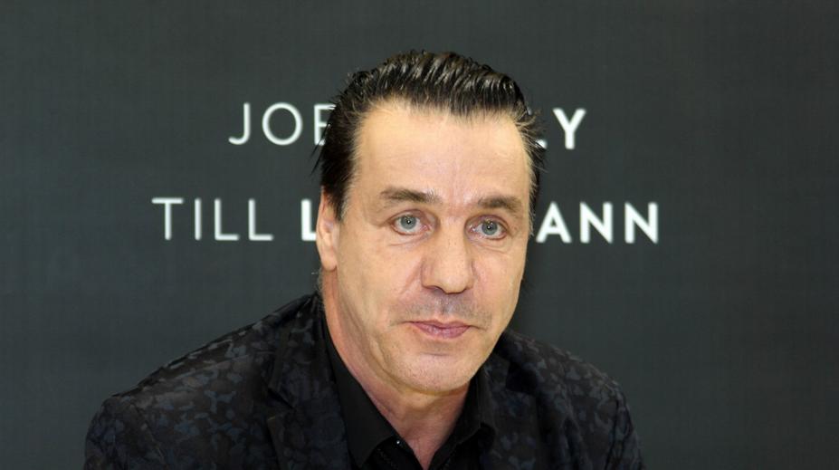 V Německu ukradli sochu frontmana kapely Rammstein. Stála tam jen den