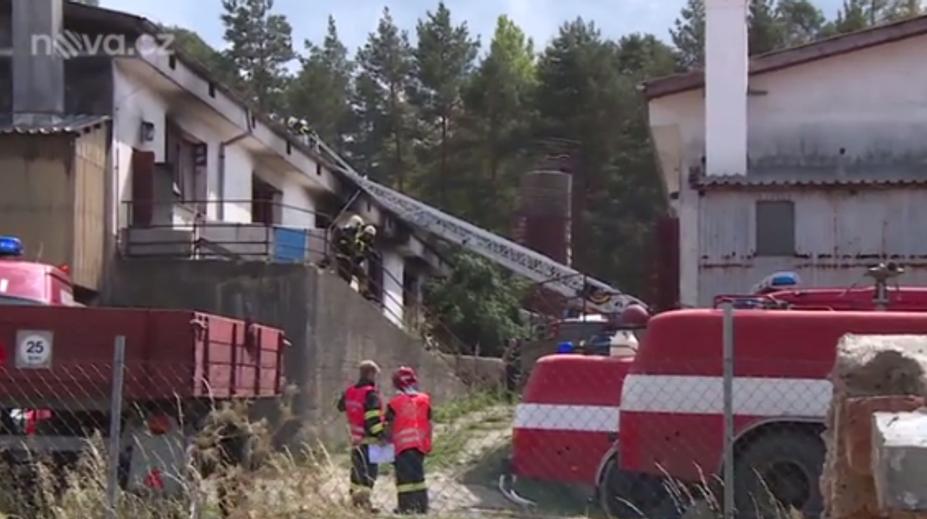 U Sedlčan vzplál vepřín, čtyřicet selátek už hasiči nezachránili!