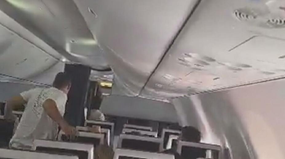 Posádka chtěla, abychom útočníka rozvázali. Cestující řekli, co se dělo při letu z Dubaje