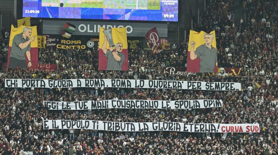 Přijel jako soupeř, vítali ho jako hrdinu. Fanoušci AS Řím vzdali hold Mourinhovi