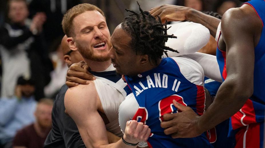 Takovou bitku NBA dlouho nepamatuje. Rvali se hráči i trenéři