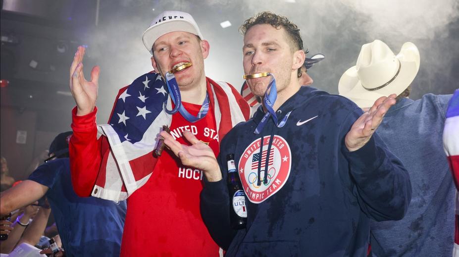 Bombový přestup v NHL. Olympijský vítěz se stěhuje za bratrem
