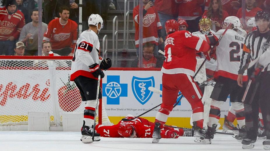 Hrozné chvíle v NHL. Kapitán Detroitu upadl po zákroku soupeře do bezvědomí