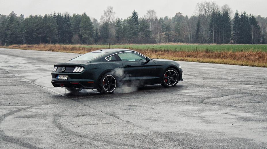 Brutální palba, nebo pohodové bublání? Souboj mustangů!