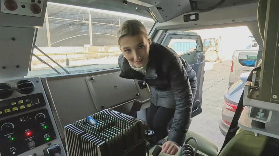 Tři ostré holky v akci. Reportérka TV Nova si vyzkoušela samohybné houfnice