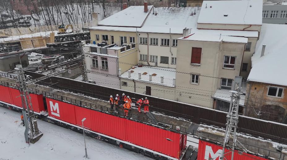 Vlaky v Roudnici strhávaly trakční vedení. Železničáři už pracují na změně