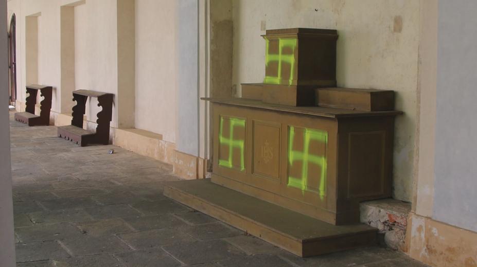 Kostel na Českolipsku měl posprejovat hákovými kříži. Muži hrozí dva roky vězení