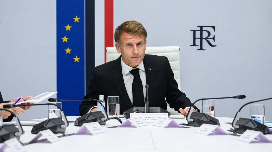Násilné nepokoje ve Francii: Ministr vnitra podal rezignaci, Macron řekl ne