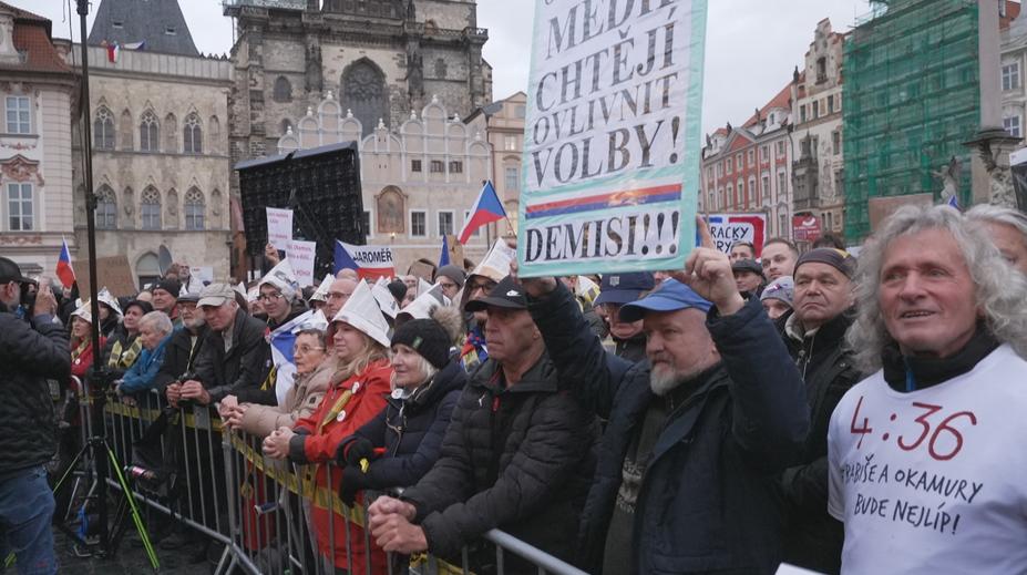 Tisíce lidí zaplnily Staroměstské náměstí. Přišly podpořit veřejnoprávní média