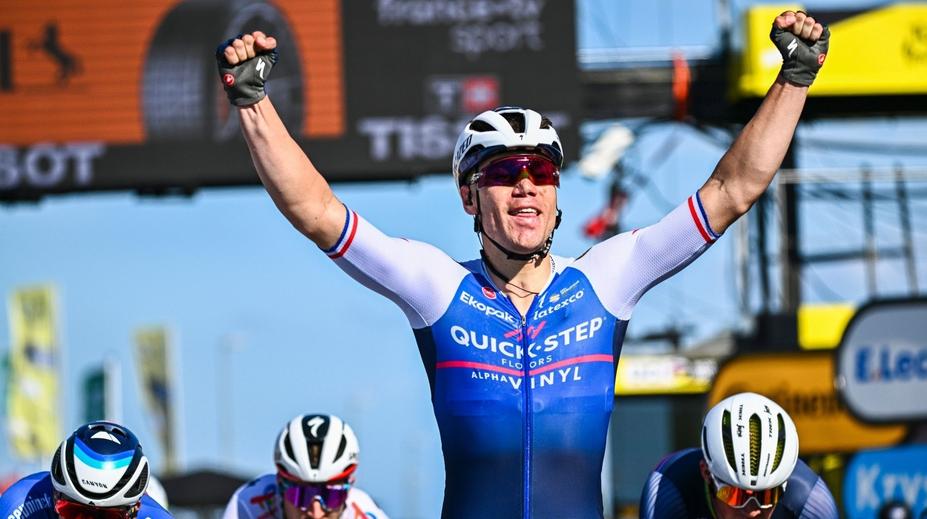 Do žlutého dresu jde po druhé etapě van Aert. Premiérová výhra pro Jakobsena